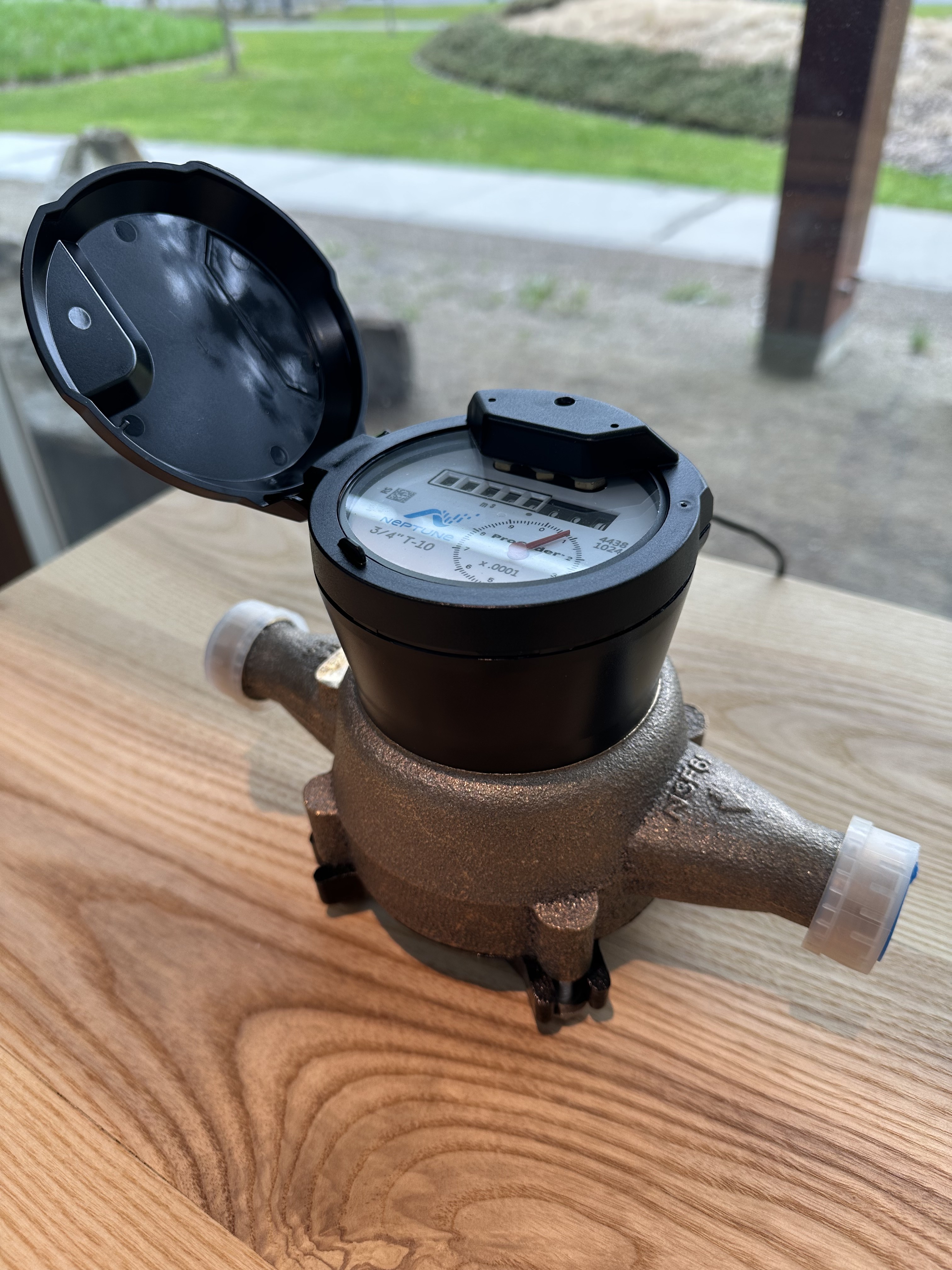 <p>Un compteur d’eau est un appareil installé sur l’entrée d’eau d’un bâtiment qui permet de mesurer avec précision la quantité d’eau potable consommée. Fonctionnant de façon similaire à un compteur d’électricité ou de gaz, il enregistre le volume d’eau utilisé en mètres cubes (m³). Les données recueillies permettent à la municipalité de mieux comprendre les habitudes de consommation sur son territoire, de détecter plus rapidement certaines anomalies comme des fuites et de planifier plus efficacement la gestion des infrastructures d’eau potable. Le compteur ne mesure que la quantité d’eau consommée et ne recueille aucune information sur les activités des occupants du bâtiment.</p>
<p> </p>