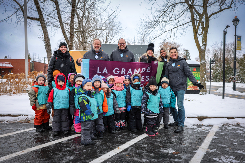 Le maire et des membres du conseil municipal ont hissé le drapeau en compagnie de tout-petits d’une garderie du secteur.