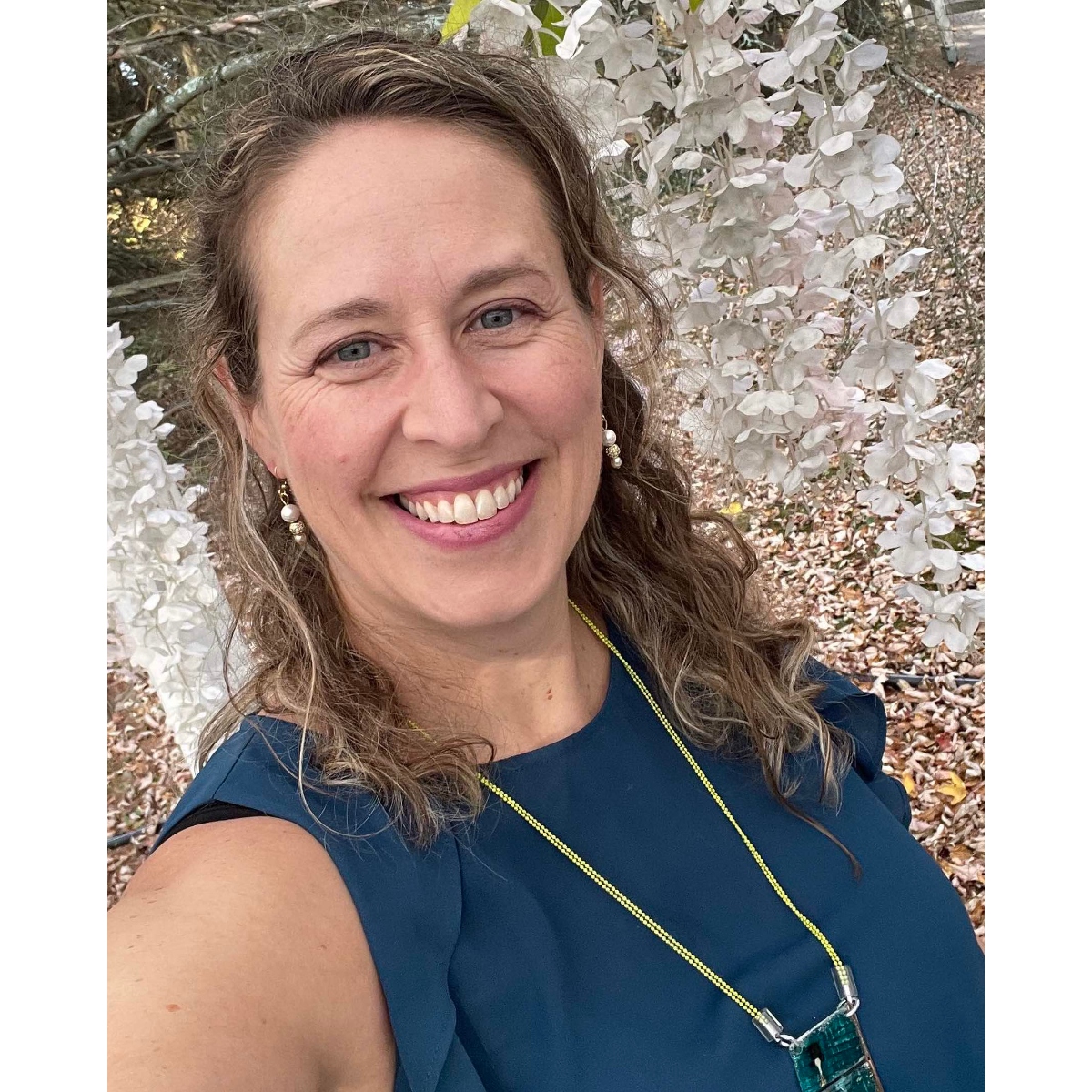 <p>Artiste-peintre autodidacte établie à Saint-Bruno-de-Montarville, elle développe une pratique intuitive et sensible depuis 2018. Ancienne militaire, elle explore à travers le floral et le botanique une féminité multiple, entre douceur et résilience. Ses œuvres acryliques célèbrent le vivant, l’émotion et la beauté du moment présent.</p>
<p>Consultez sa<a href="https://www.instagram.com/louiseforget.art" target="_blank" rel="noopener">page Instagram</a></p>
<p><img src="https://candiac.ca/uploads/cms_sections/Symposium/Forget_Louise2.jpg" alt="Forget_Louise2.jpg (961 KB)" width="300" height="300" /></p>