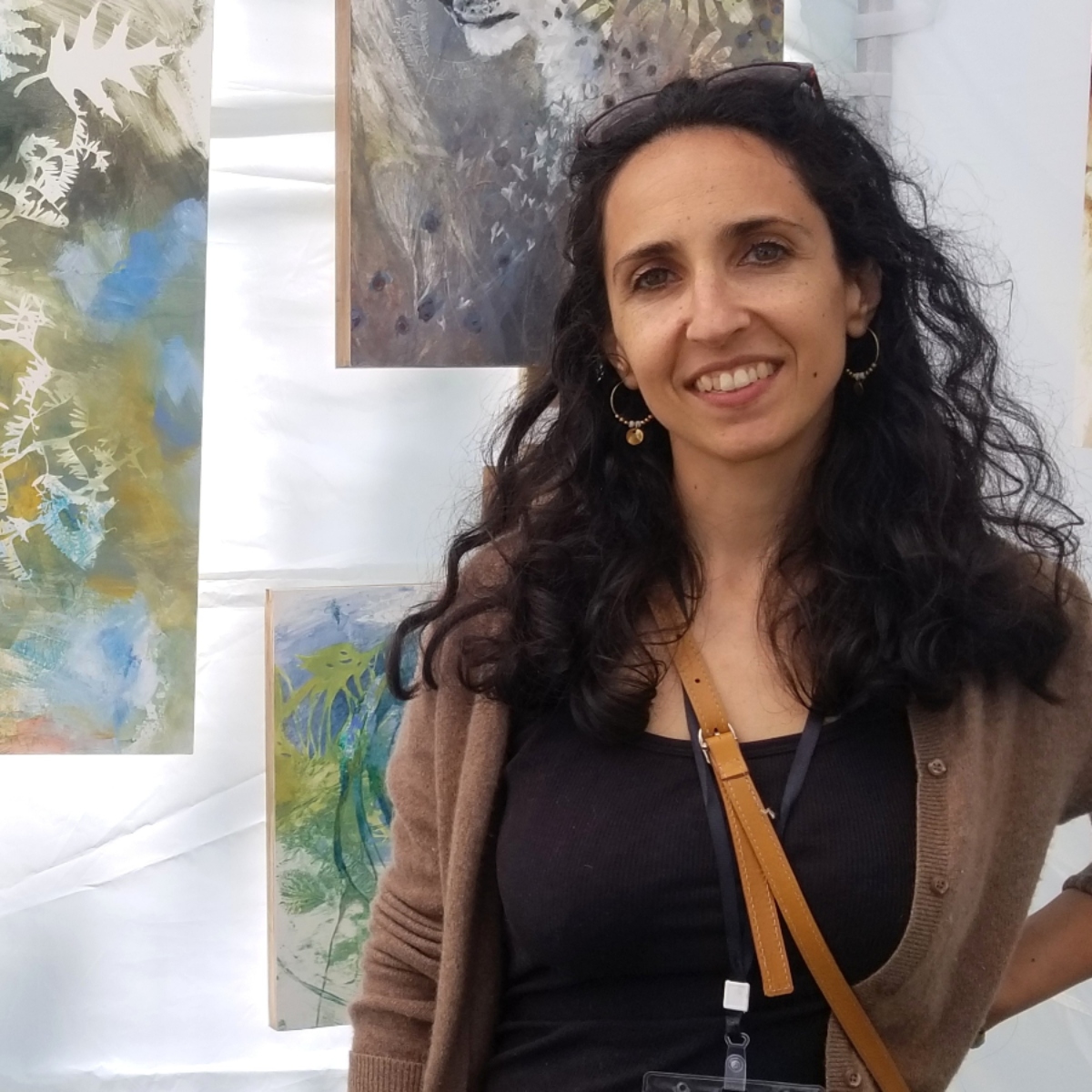 <p>Diplômée en enseignement des arts à Concordia, Carine Génadry vit à Saint-Calixte. Elle explore l’impression sur plaque de gel, utilisant des plantes locales à l’acrylique. Sa démarche artistique, centrée sur la connexion à la nature, s’enrichit de son expérience auprès de jeunes et d’adultes aux besoins particuliers.</p>
<p>Consultez son<a href="https://carinegenadry.com/" target="_blank" rel="noopener"> site Web</a> ou sa<a href="https://www.instagram.com/carinegenadryart/" target="_blank" rel="noopener">page Instagram</a></p>
<p><img src="https://candiac.ca/uploads/cms_sections/Symposium/Genadry_Carine2.jpg" alt="Genadry_Carine2.jpg (789 KB)" width="300" height="300" /></p>