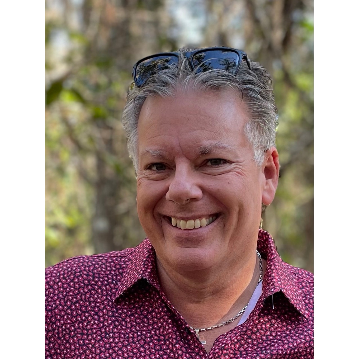 <p>Artiste visuel hybride basé à Longueuil, il transpose son expérience de 25 ans en enseignement de l’art dramatique vers une pratique picturale expressionniste contemporaine. Ses œuvres, entre figuratif et abstraction, explorent mouvement, émotion et onirisme à travers des contrastes intenses et des lignes vibrantes, créant des espaces de résonance intérieure.</p>
<p>Consultez son <a href="https://www.rimsartist.com/%20" target="_blank" rel="noopener">site Web</a></p>
<p><img src="https://candiac.ca/uploads/cms_sections/Symposium/Poirier_Remy1.jpg" alt="Poirier_Remy1.jpg (717 KB)" width="300" height="300" /></p>