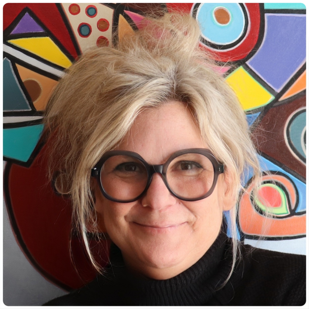 <p>Artiste autodidacte originaire de Longueuil, elle développe une pratique centrée sur l’exploration de l’invisible et des émotions. Issue du théâtre, de l’écriture et du dessin, sa démarche évolue vers l’art abstrait, où formes et couleurs traduisent des dynamiques intérieures. Sa série JOIES explore les connexions humaines et les cartographies intimes à travers un langage visuel organique et géométrique.</p>
<p>Consultez sa<a href="https://www.instagram.com/dotartistepeintre/%20" target="_blank" rel="noopener">page Instagram</a></p>
<p><img src="https://candiac.ca/uploads/cms_sections/Symposium/Therrien_Dominique2.jpg" alt="Therrien_Dominique2.jpg (854 KB)" width="300" height="300" /></p>