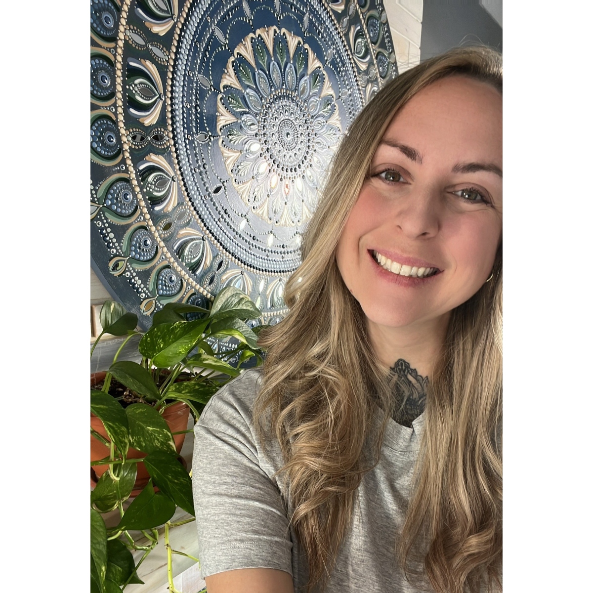 <p>Artiste peintre intuitive, elle développe une pratique fondée sur l’intuition, l’introspection et l’harmonie. Inspirée par l’humain, la nature et les mouvements intérieurs, elle crée des œuvres vibrantes à travers la géométrie sacrée, les mandalas et le dot painting. Ancrée dans la pleine conscience, sa démarche vise la reconnexion à soi et la transmission de douceur et de bienveillance.</p>
<p>Consultez sa<a href="https://www.instagram.com/accounts/login/?next=%2Fcarolanevenne%2F&source=omni_redirect%20" target="_blank" rel="noopener">page Instagram</a></p>
<p><img src="https://candiac.ca/uploads/cms_sections/Symposium/Venne_Carolane2.jpg" alt="Venne_Carolane2.jpg (646 KB)" width="300" height="300" /></p>
