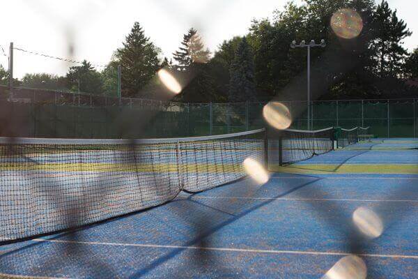<p>On retrouve sept terrains de tennis au parc Montcalm et deux nouveaux terrains ont été aménagés au parc Heandel.</p>
<ul>
<li>parc Haendel : 33, rue Fribourg</li>
<li>parc Montcalm : 55, boulevard Montcam Sud</li>
</ul>
<p>Vous pouvez maintenant réserver <a href="https://www.loisirs.ville.candiac.qc.ca/IC3.prod/#/U2010" target="_blank" rel="noopener">en ligne</a> votre terrain de tennis.</p>
<p><a title="Acces_aux_terrains_de_tennis_36x48_pouces_v2_X1a.7juin_(1).pdf (33 KB)" href="http://mtl9.locomotive.ca/uploads/_DOCUMENTS/LOISIRS/Acces_aux_terrains_de_tennis_36x48_pouces_v2_X1a.7juin_%281%29.pdf" target="_blank" rel="noopener">Modalités d'accès aux terrains de tennis</a></p>